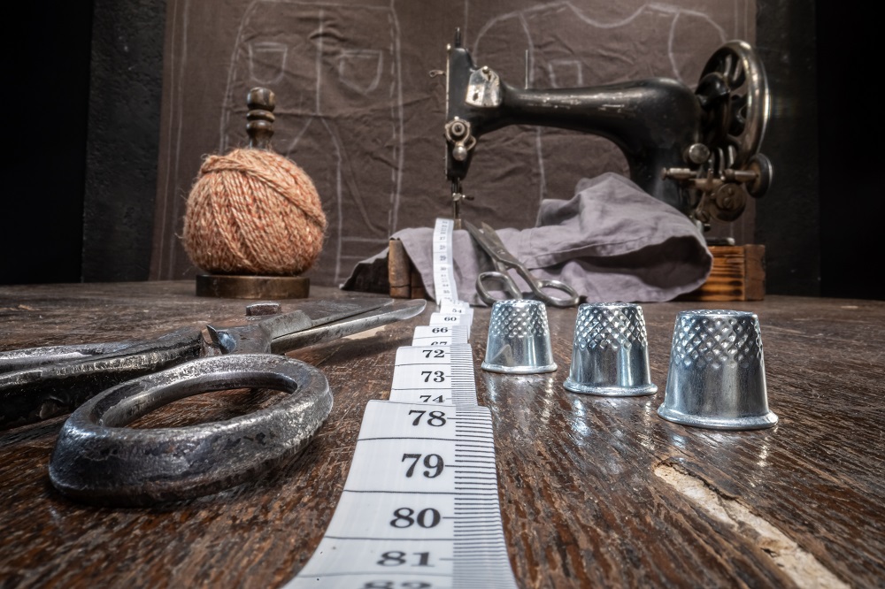 Ancien atelier de tailleur avec ciseaux et machine à coudre. Ancien atelier de tissage.