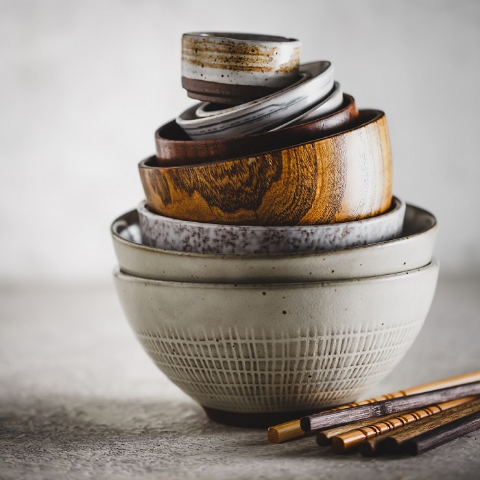 Bols en céramique et en bois empilés ensemble. Style oriental.