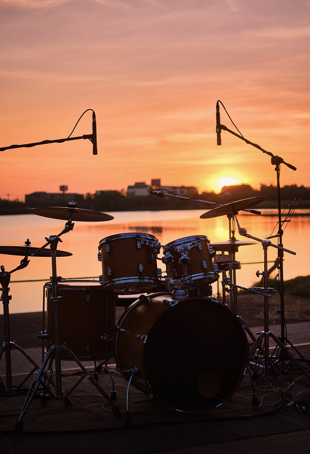 Kit d'une batterie silhouette devant coucher de soleil