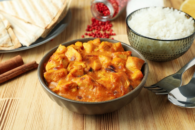 Concept de nourriture savoureuse avec poulet tikka sur fond de bois