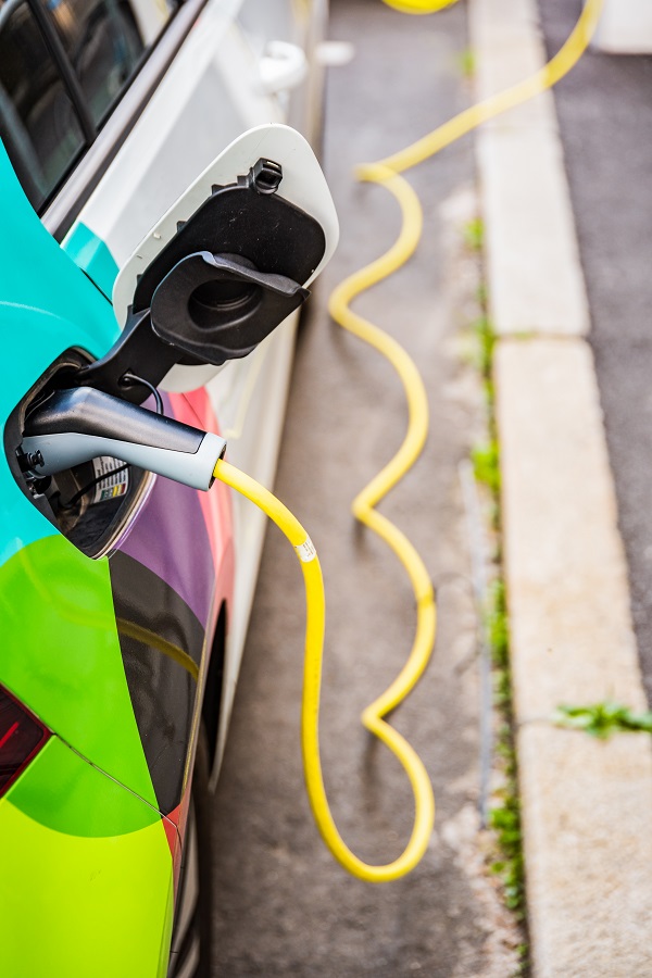 Voitures électriques modernes EV Car branchées à une station de recharge