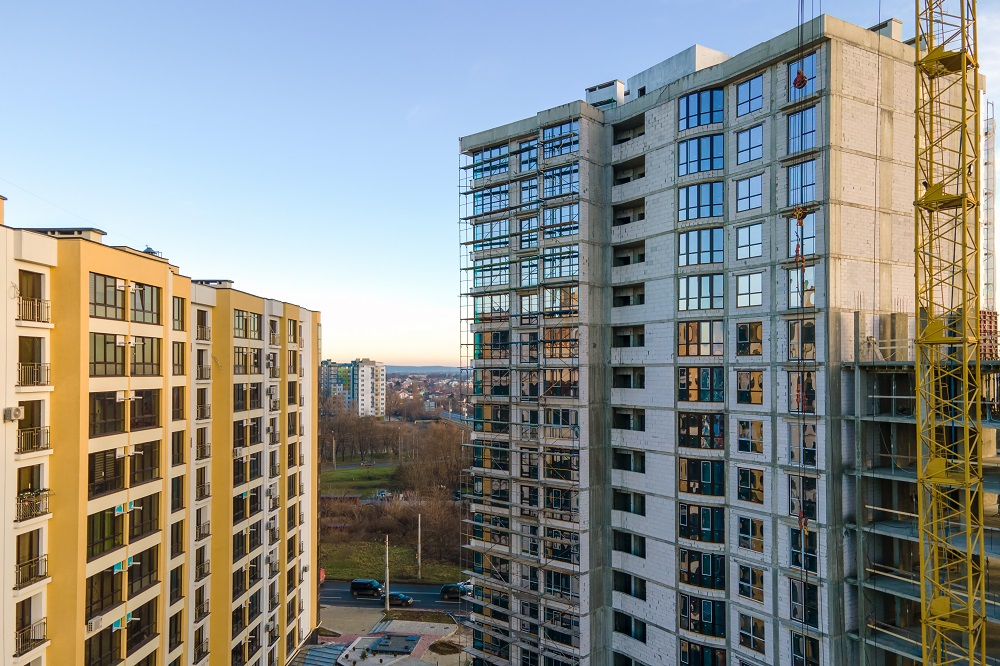 Vue aérienne d'un haut immeuble d'appartements résidentiels en construction.