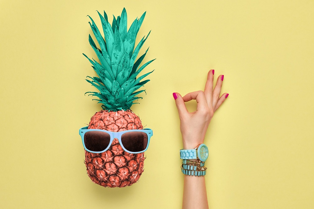 OK de la main de la femme, montres élégantes et tendance, accessoires glamour. Couleur vive. Tropical Minimal. Concept créatif d'art et de mode.