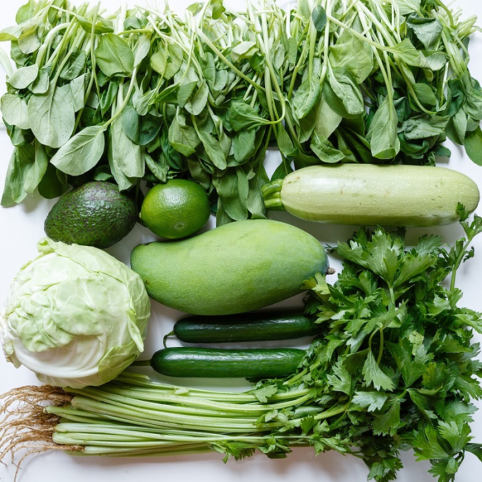 Divers légumes vert sur fond blanc