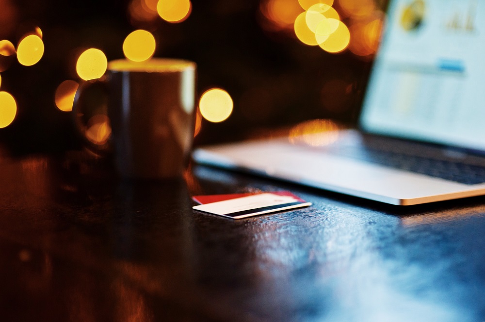 Ordinateur portable sur un bureau avec une tasse de café à proximité