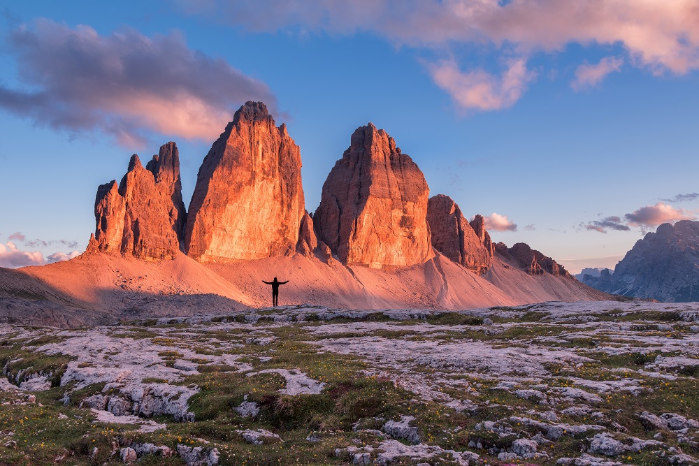 Randonneur à Tre Cime di Lavaredo dans les Dolomites.