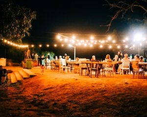 Tablée au camping de nuit avec des loupiotes