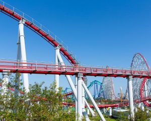 Montagnes russes dans un parc d'attraction