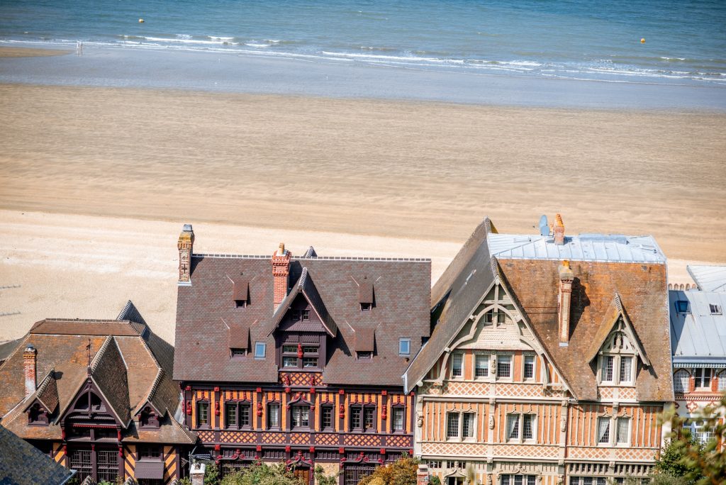 Vue d'une plage de Trouville en Normandie