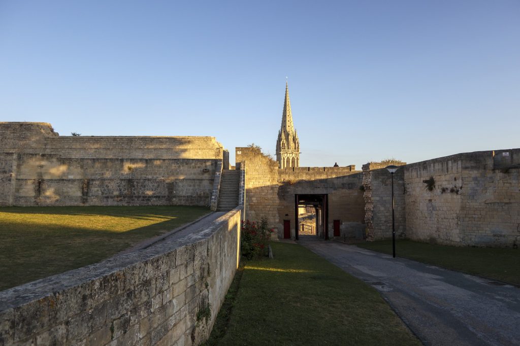 Vue du château de Caen au coucher du soleil