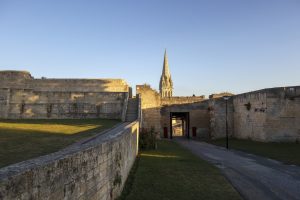 Vue du château de Caen au coucher du soleil