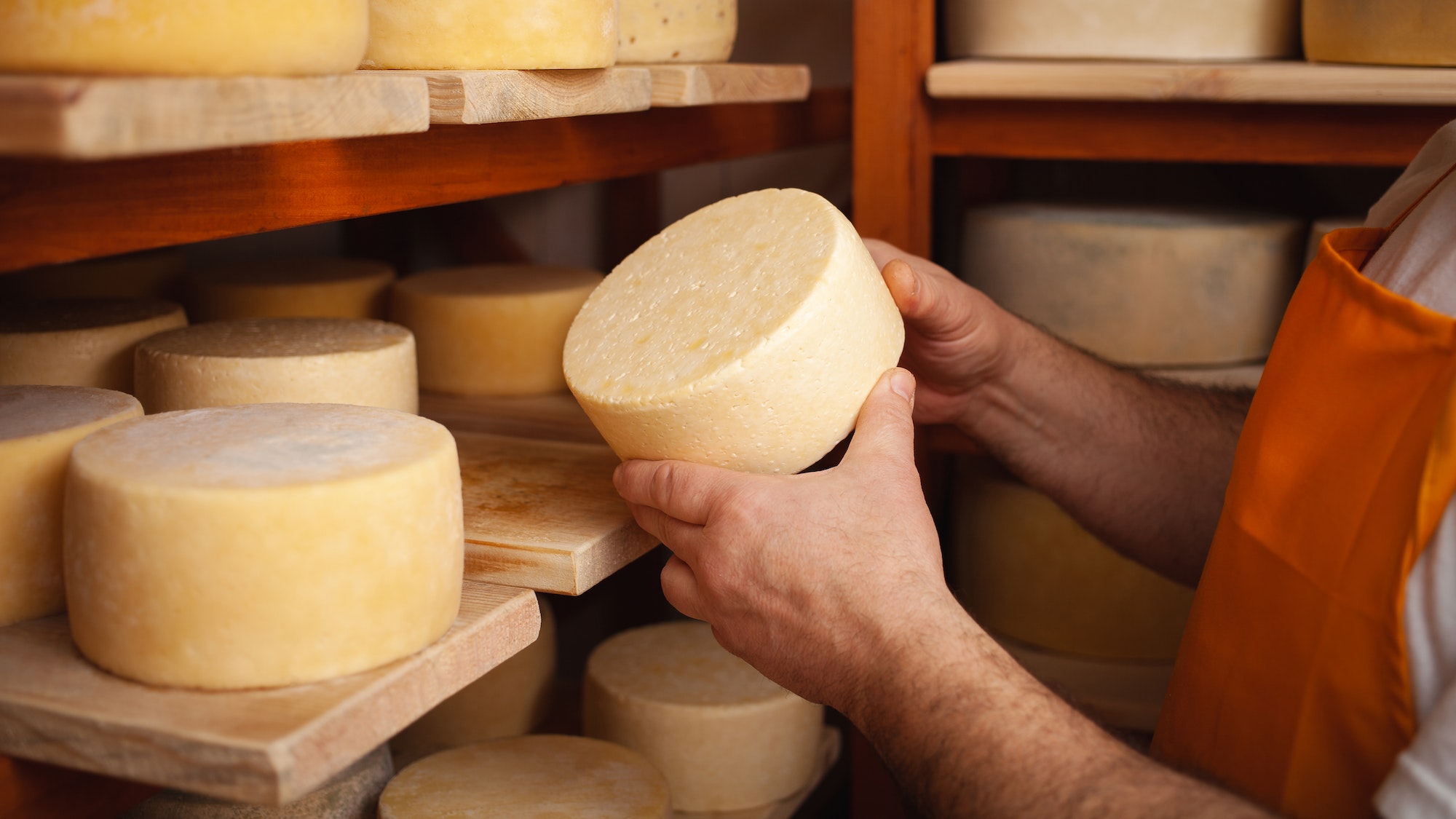 Fromager dans une fromagerie normande