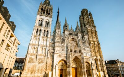 Les églises normandes : un aperçu de leur architecture et de leur histoire religieuse