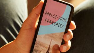 "Parlez-vous français ?" inscrit sur un smartphone